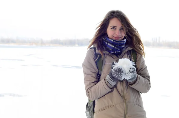 Ein Junges Fröhliches Kaukasisches Mädchen Braunem Mantel Hält Einen Schneeball — Stockfoto