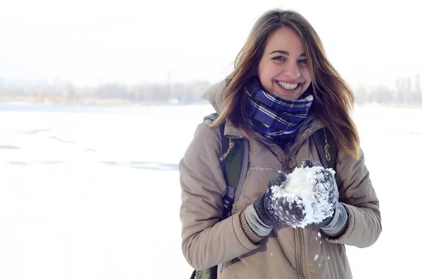 Ein Junges Fröhliches Kaukasisches Mädchen Braunem Mantel Hält Einen Schneeball — Stockfoto