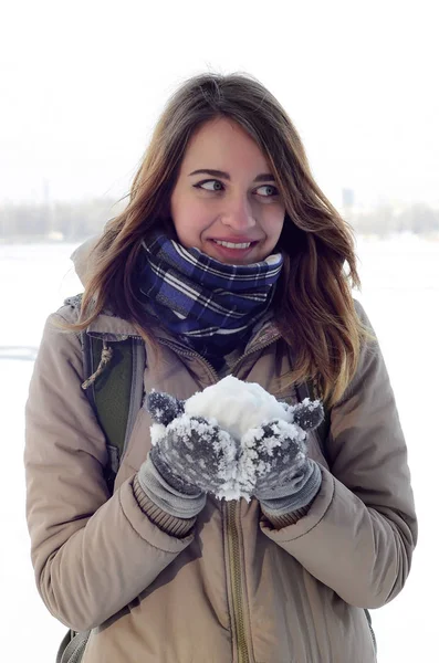 Una Joven Alegre Chica Caucásica Con Abrigo Marrón Sostiene Una — Foto de Stock