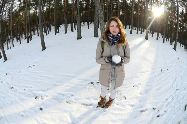 Молодий Радісний Кавказьких Дівчина Коричневих Пальто Тримає Сніжний Ком Засніженому — стокове фото