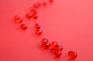 Şeffaf kırmızı tablet bir sürü yalan kırmızı yüzeyde