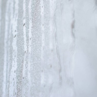 Bir sürü damla ve yoğunlaşma ile misted bir cam doku akar. Arka plan resmi