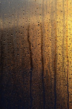 Buğulu cam damlar şafakta güneş ışığına karşı yoğunlaşma ve bir çok damla doku. Arka plan resmi