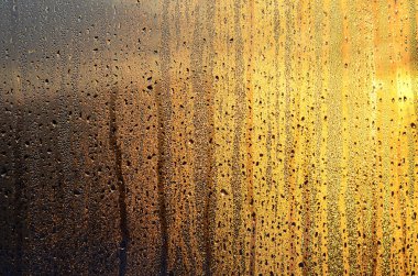 Buğulu cam damlar şafakta güneş ışığına karşı yoğunlaşma ve bir çok damla doku. Arka plan resmi