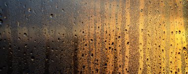 Buğulu cam damlar şafakta güneş ışığına karşı yoğunlaşma ve bir çok damla doku. Arka plan resmi