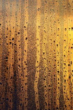 Buğulu cam damlar şafakta güneş ışığına karşı yoğunlaşma ve bir çok damla doku. Arka plan resmi