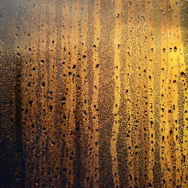 Buğulu cam damlar şafakta güneş ışığına karşı yoğunlaşma ve bir çok damla doku. Arka plan resmi