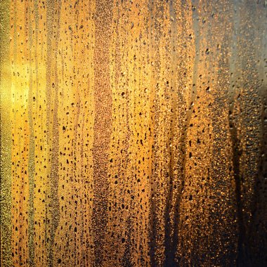 Buğulu cam damlar şafakta güneş ışığına karşı yoğunlaşma ve bir çok damla doku. Arka plan resmi