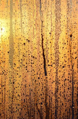 Buğulu cam damlar şafakta güneş ışığına karşı yoğunlaşma ve bir çok damla doku. Arka plan resmi