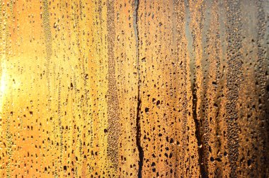 Buğulu cam damlar şafakta güneş ışığına karşı yoğunlaşma ve bir çok damla doku. Arka plan resmi