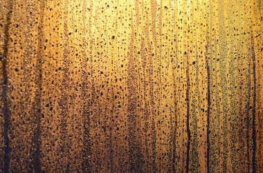 Buğulu cam damlar şafakta güneş ışığına karşı yoğunlaşma ve bir çok damla doku. Arka plan resmi