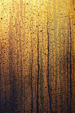 Buğulu cam damlar şafakta güneş ışığına karşı yoğunlaşma ve bir çok damla doku. Arka plan resmi