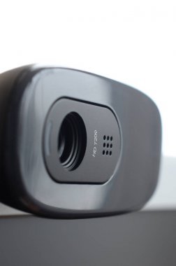 Modern web kamera düz ekran monitör vücudunda yüklenir. Video iletişim ve yüksek kaliteli video kayıt aygıtı