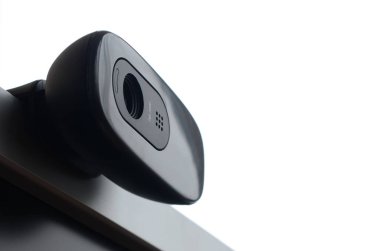 Modern web kamera düz ekran monitör vücudunda yüklenir. Video iletişim ve yüksek kaliteli video kayıt aygıtı