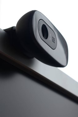 Modern web kamera düz ekran monitör vücudunda yüklenir. Video iletişim ve yüksek kaliteli video kayıt aygıtı