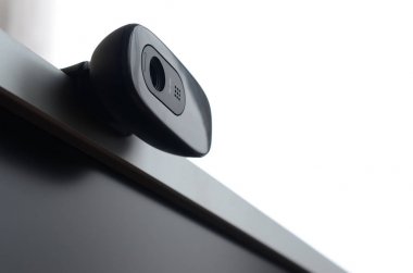 Modern web kamera düz ekran monitör vücudunda yüklenir. Video iletişim ve yüksek kaliteli video kayıt aygıtı