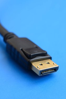 bağlamak için mavi bir arka plan kusursuz bir bağlantıda 20-pin erkek Displayport altın kaplama