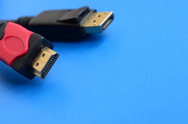 Bağlamak için mavi bir arka plan kusursuz bir bağlantıda ses video HDMI bilgisayar Kablo fişi ve 20-pin erkek Displayport altın kaplama