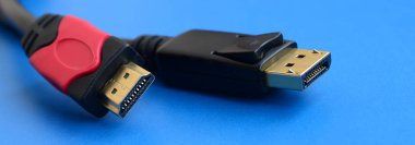 Bağlamak için mavi bir arka plan kusursuz bir bağlantıda ses video HDMI bilgisayar Kablo fişi ve 20-pin erkek Displayport altın kaplama
