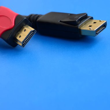 Bağlamak için mavi bir arka plan kusursuz bir bağlantıda ses video HDMI bilgisayar Kablo fişi ve 20-pin erkek Displayport altın kaplama