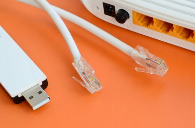 Internet yönlendiricisi, taşınabilir Usb kablosuz adaptör ve internet kablosu fiş bir parlak turuncu arka plan üzerinde yalan. Internet bağlantısı için gerekli öğeler