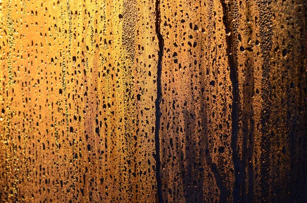 Buğulu cam damlar şafakta güneş ışığına karşı yoğunlaşma ve bir çok damla doku. Arka plan resmi