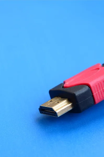 Czarny Kabel Audio Wideo Hdmi Komputer Niebieskim Tle Bliska Kabla — Zdjęcie stockowe