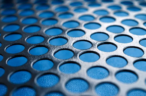 Μαύρο Μεταλλικό Υπολογιστή Υπόθεση Πίνακα Ματιών Τρύπες Μπλε Φόντο Αφηρημένο — Φωτογραφία Αρχείου