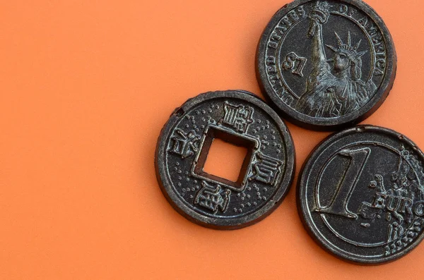 Tre Prodotti Cioccolato Sotto Forma Monete Euro Usa Giappone Trovano — Foto Stock