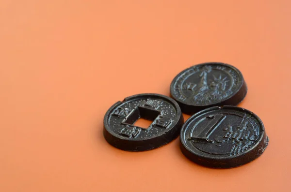 Три Шоколадных Продукта Виде Монет Евро Сша Японии Лежат Оранжевом — стоковое фото