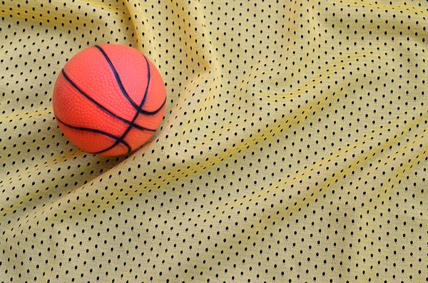 Sarı spor jersey clo üzerinde küçük turuncu kauçuk basketbol yalan — Stok fotoğraf