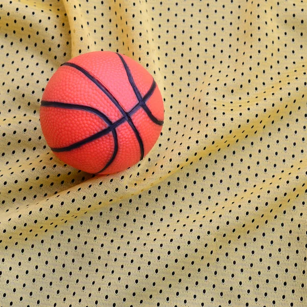 Küçük Portakal Kauçuk Basketbol Bir Sarı Spor Jersey Giyim Kumaş — Stok fotoğraf