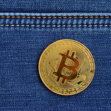 Altın Bitcoin bir kot kumaş üzerine yatıyor. Yeni sanal para. Yeni Kripto para paralar şeklinde