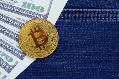 Altın Bitcoin ve dolar faturaları bir kot kumaş üzerine yatıyor. Yeni sanal para. Yeni Kripto para paralar şeklinde