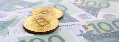 Altın fiziksel bitcoins yalanlar üzerine yeşil parasal mezhepleri 100 milyon avroluk bir dizi var. Bir sürü para sonsuz bir yığın oluşturur