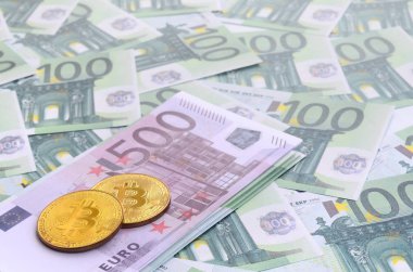 Altın fiziksel bitcoins yalanlar üzerine yeşil parasal mezhepleri 100 milyon avroluk bir dizi var. Bir sürü para sonsuz bir yığın oluşturur