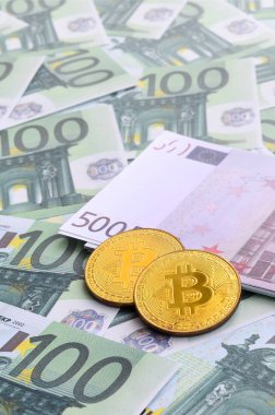 Altın fiziksel bitcoins yalanlar üzerine yeşil parasal mezhepleri 100 milyon avroluk bir dizi var. Bir sürü para sonsuz bir yığın oluşturur