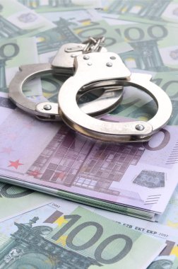 Polis kelepçe yalanlar üzerine yeşil parasal mezhepleri 100 milyon avroluk bir dizi. Bir sürü para sonsuz bir yığın oluşturur