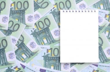 Beyaz defter ile temiz Sayfalar yeşil parasal mezhepleri 100 milyon avroluk bir dizi yalan. Bir sürü para sonsuz bir yığın oluşturur