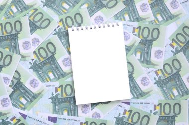 Beyaz defter ile temiz Sayfalar yeşil parasal mezhepleri 100 milyon avroluk bir dizi yalan. Bir sürü para sonsuz bir yığın oluşturur