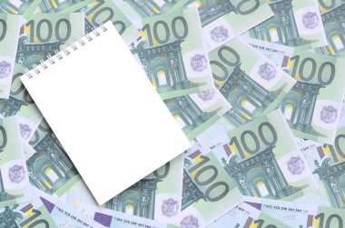 Beyaz defter ile temiz Sayfalar yeşil parasal mezhepleri 100 milyon avroluk bir dizi yalan. Bir sürü para sonsuz bir yığın oluşturur