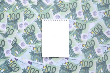 Beyaz defter ile temiz Sayfalar yeşil parasal mezhepleri 100 milyon avroluk bir dizi yalan. Bir sürü para sonsuz bir yığın oluşturur
