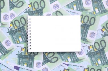 Beyaz defter ile temiz Sayfalar yeşil parasal mezhepleri 100 milyon avroluk bir dizi yalan. Bir sürü para sonsuz bir yığın oluşturur
