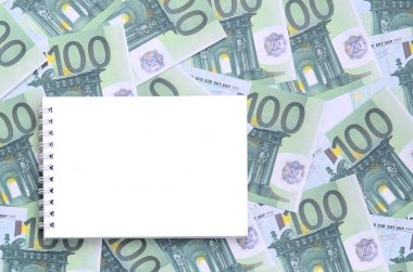 Beyaz defter ile temiz Sayfalar yeşil parasal mezhepleri 100 milyon avroluk bir dizi yalan. Bir sürü para sonsuz bir yığın oluşturur