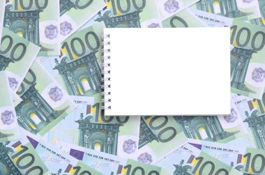 Beyaz defter ile temiz Sayfalar yeşil parasal mezhepleri 100 milyon avroluk bir dizi yalan. Bir sürü para sonsuz bir yığın oluşturur