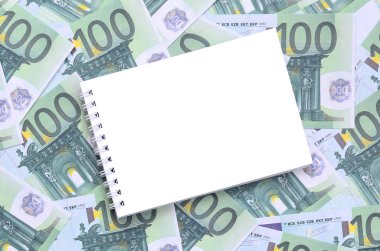 Beyaz defter ile temiz Sayfalar yeşil parasal mezhepleri 100 milyon avroluk bir dizi yalan. Bir sürü para sonsuz bir yığın oluşturur