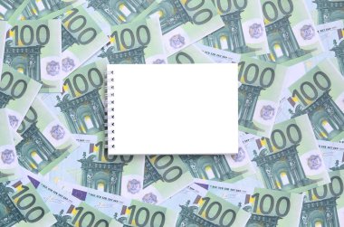 Beyaz defter ile yeşil parasal bir dizi yalan temiz Sayfalar