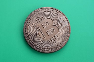 Fiziksel bitcoin şeklinde çikolata ürün üzerinde bir gree yatıyor