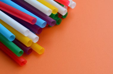 İçecekler için birçok renkli payet yatıyor üzerinde parlak bir turuncu backgrou