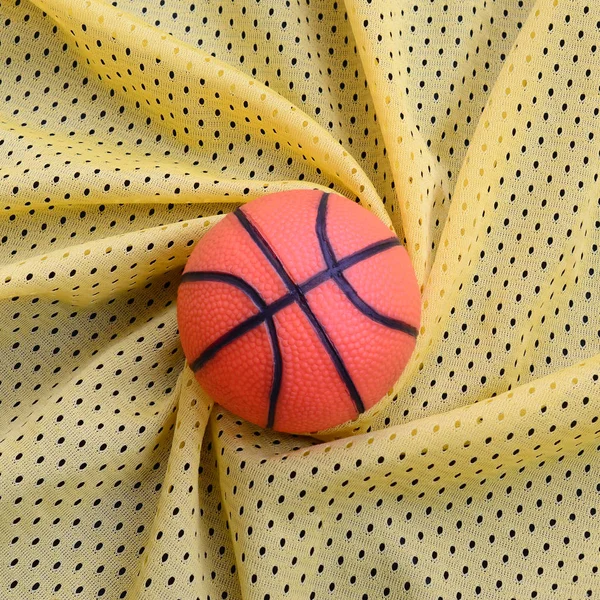 Μικρά Πορτοκαλί Καουτσούκ Μπάσκετ Βρίσκεται Ένα Κίτρινο Σπορ Ρούχα Ζέρσεϊ — Φωτογραφία Αρχείου